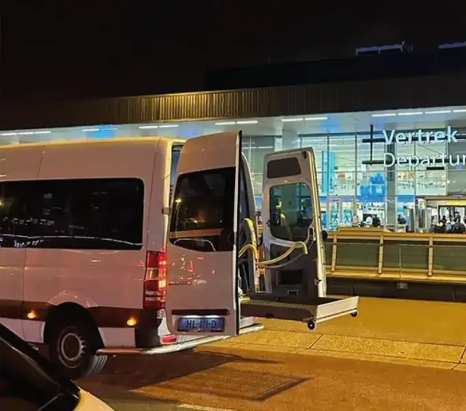 Rolstoelbus bij Schiphol voor reizigers uit Wijk bij Duurstede